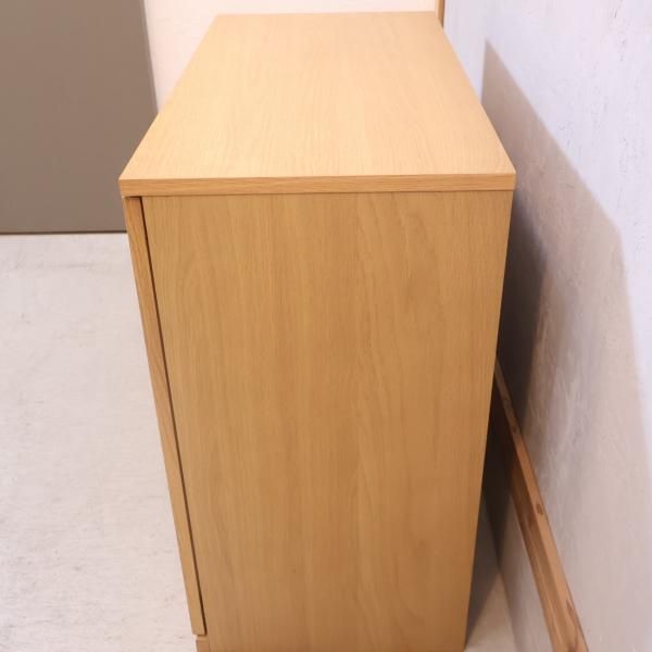 人気の無印良品(MUJI)のオーク材 キャビネット・ガラス扉です