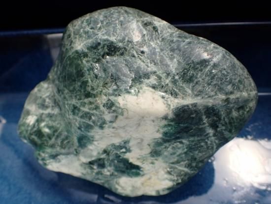 日本翡翠原石・206（濃緑色） 127mm/1058g  ,000 - ザ・ストーンズ