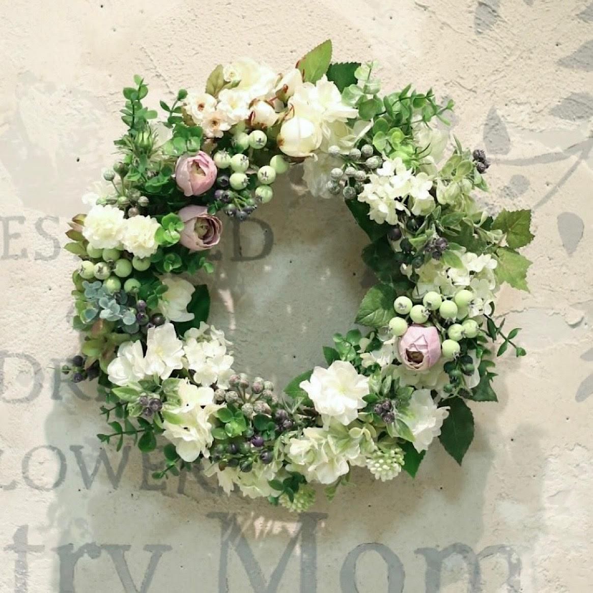白のラナンキュラスとベリー、ピンクのバラの春の季節フラワーリース