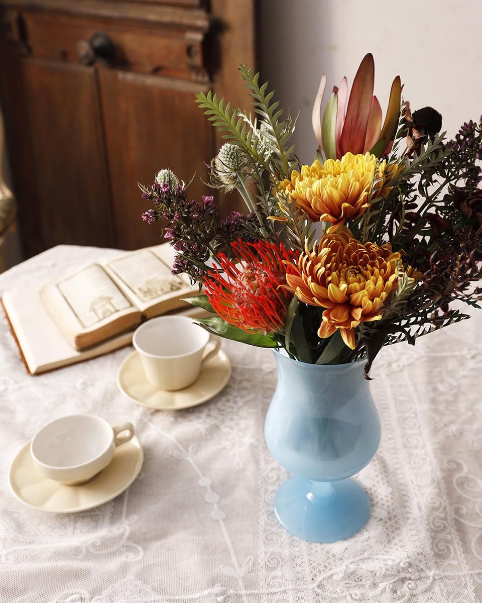 フランスアンティーク オパリンガラスが使用されたフラワーベース