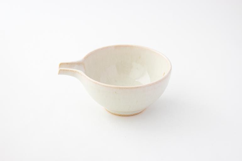 日常に静かな喜びを与える小久慈焼の象徴的な器、片口