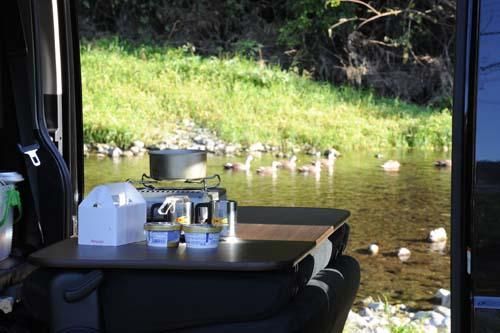 セカンドシートテーブル｜200系ハイエース用で快適な車中泊を実現｜TK