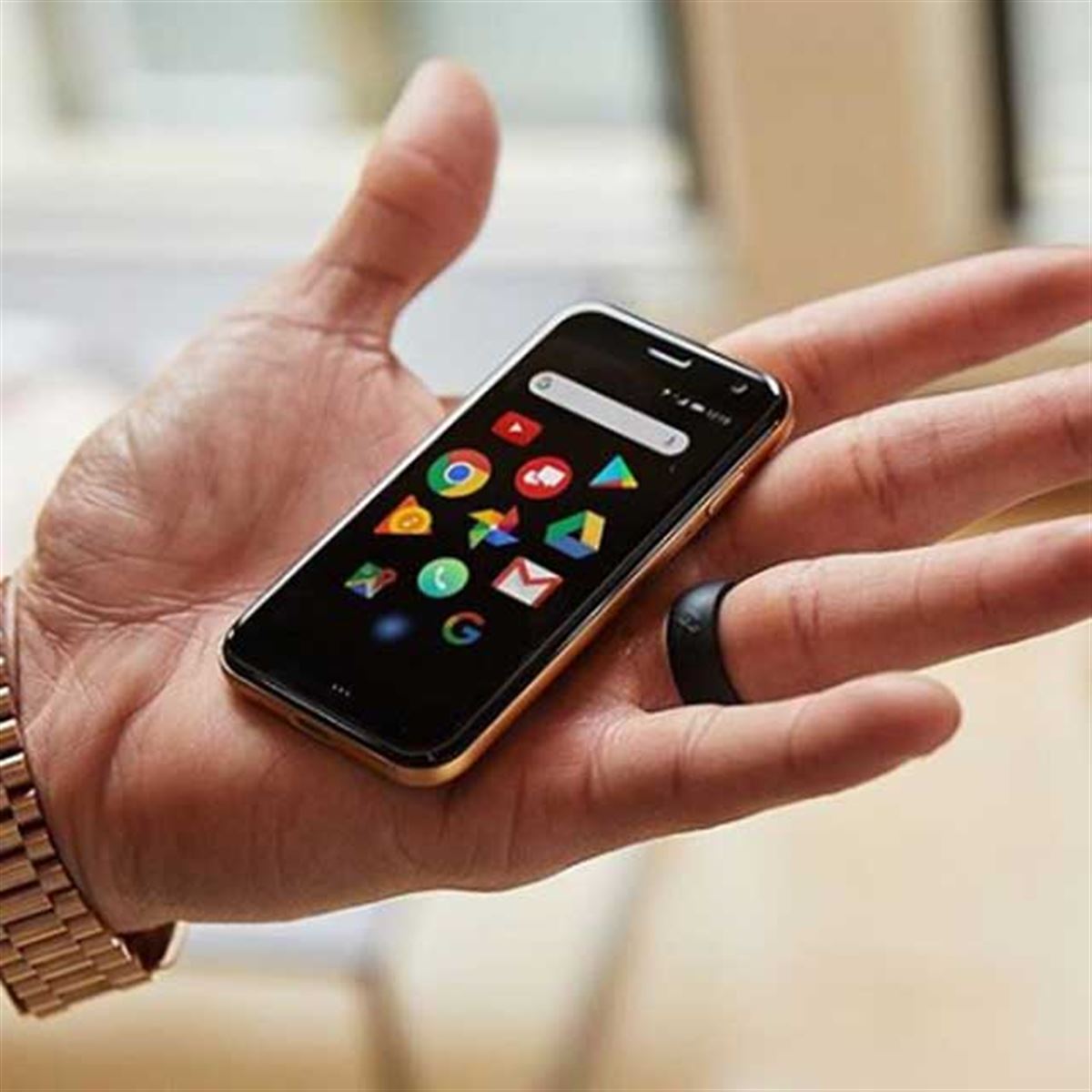 手のひらサイズ”の3.3型スマートフォン「Palm Phone」が正式発表