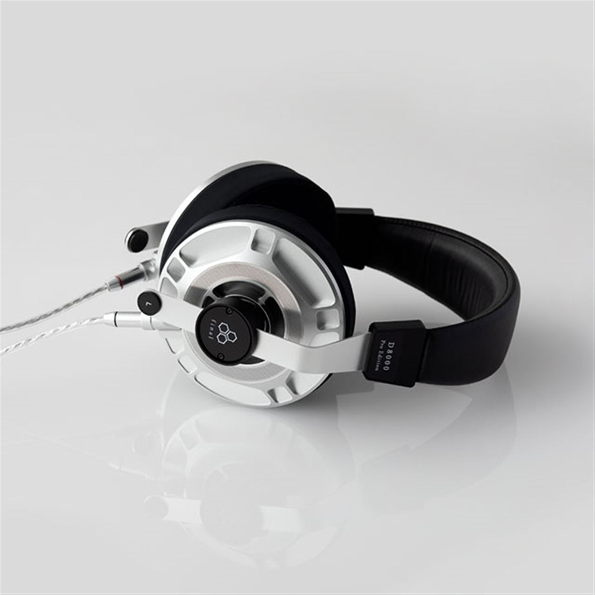 final、プロ向けのチューニングを施した平面磁界型ヘッドホン「D8000