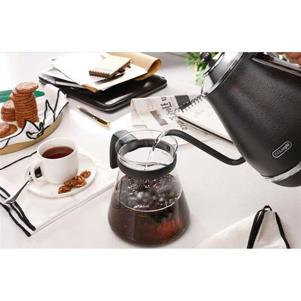 デロンギ、5段階の温度設定機能が付いた「アイコナ カフェケトル