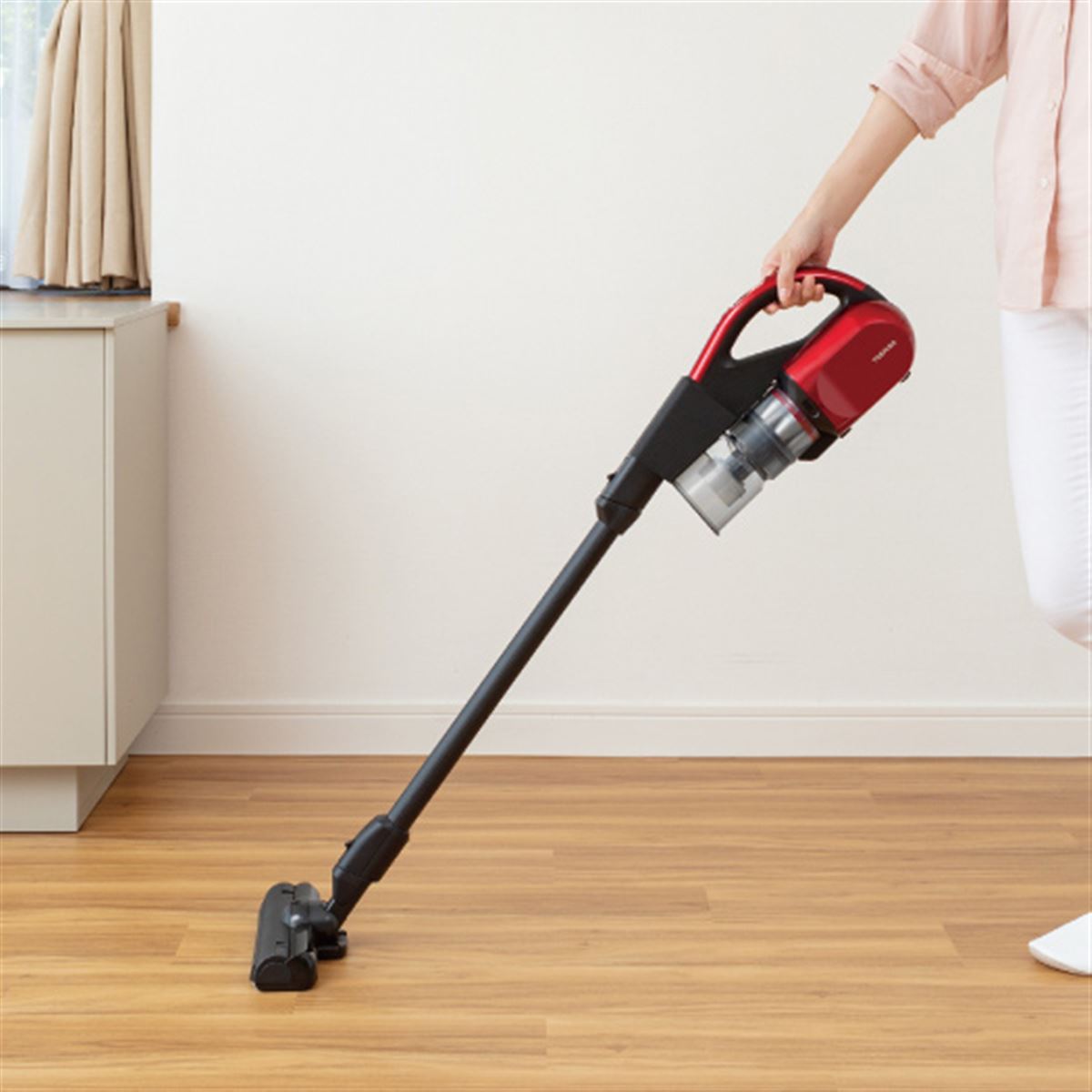 東芝、「フィルターレスサイクロン構造」採用のコードレスクリーナー