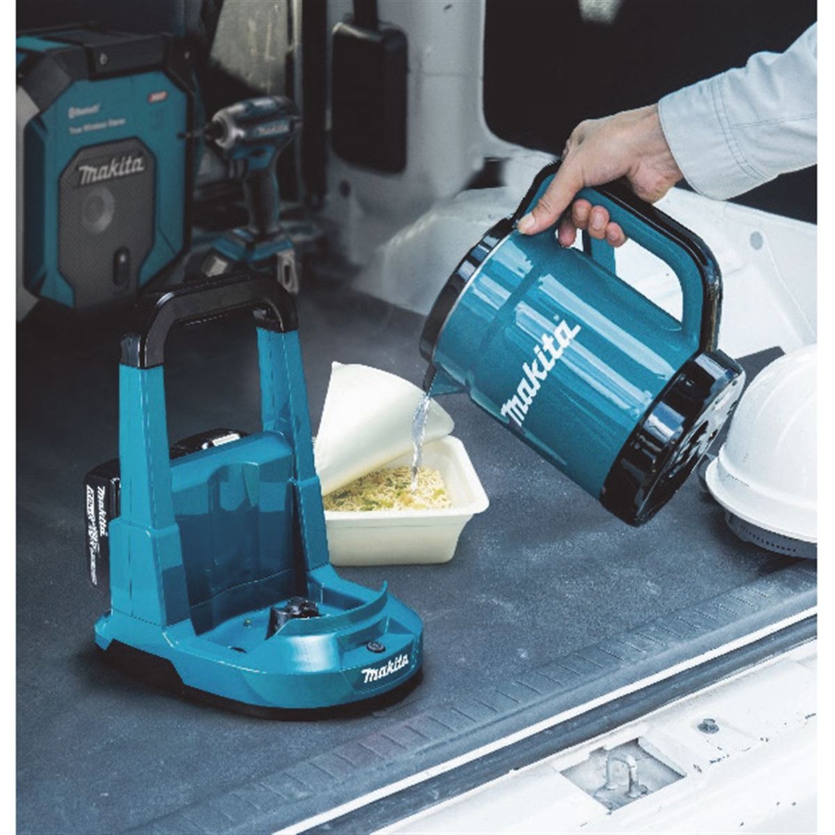 マキタ、別売りの工具用18Vバッテリーを使って“建設現場でも湯を沸かせ