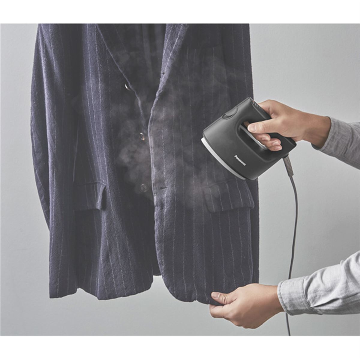 パナソニック、スチーム量が従来比約36％向上した衣類スチーマー「NI