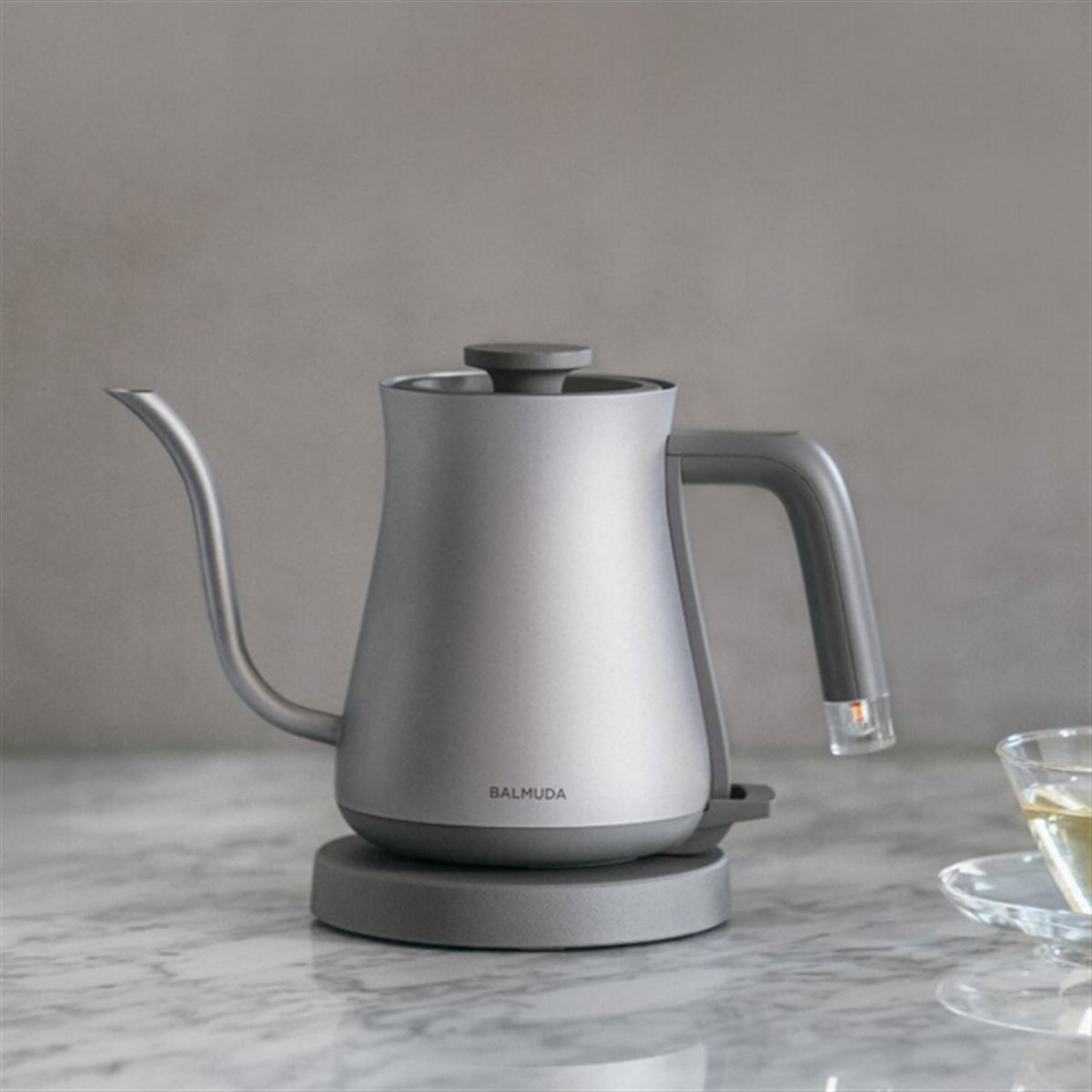 バルミューダ、“小さくて美しい”「BALMUDA The Pot」の新色シルバーを