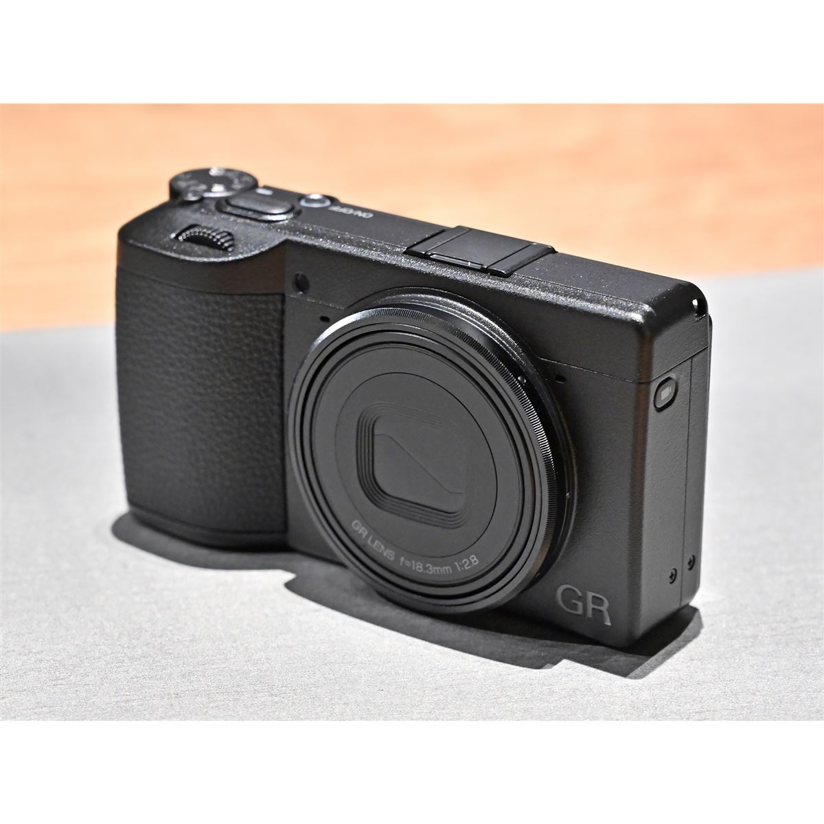 195,000円、新型センサーや新開発レンズを採用した「RICOH GR IV