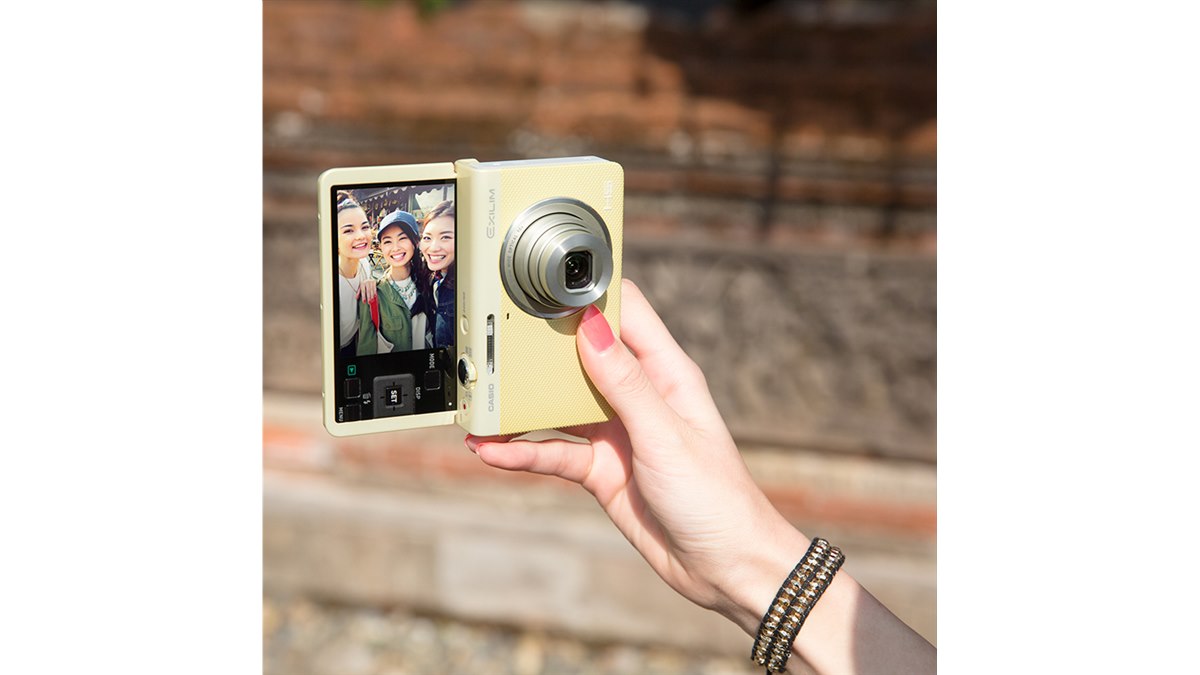 カシオ、自撮り画像を判別してスマホに自動送信する「EXILIM EX-ZR70