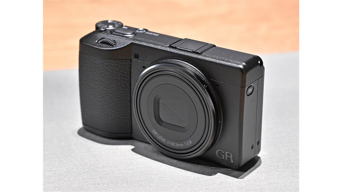 195,000円、新型センサーや新開発レンズを採用した「RICOH GR IV