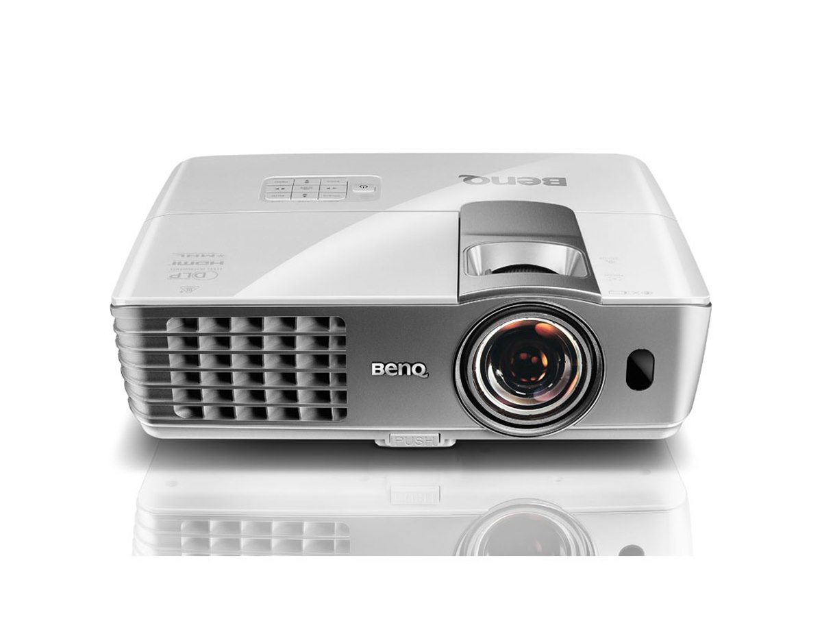 BenQ、1.5mで100型投写が可能な超短焦点プロジェクターなど2機種