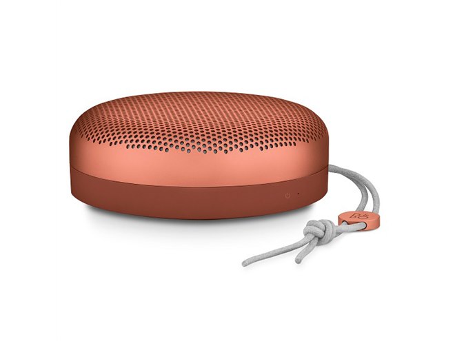 B&O Play、「BeoPlay A1」に新色タンジェリンレッド＆チャコールサンド