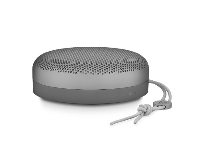 B&O Play、「BeoPlay A1」に新色タンジェリンレッド＆チャコールサンド