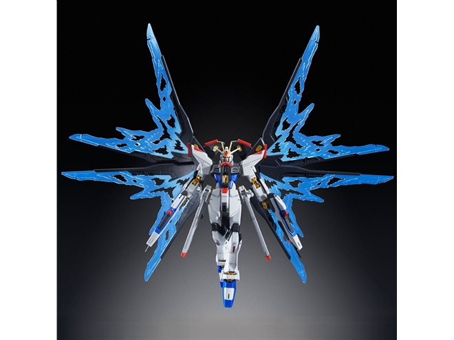 バンダイ、特別仕様の「ストライクフリーダムガンダム 光の翼DX
