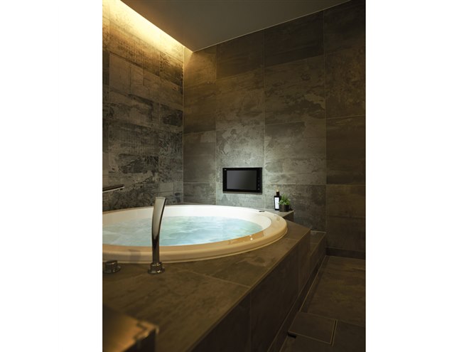 リンナイ、地デジ/BS/CSの3波受信可能な16V型デジタルハイビジョン浴室