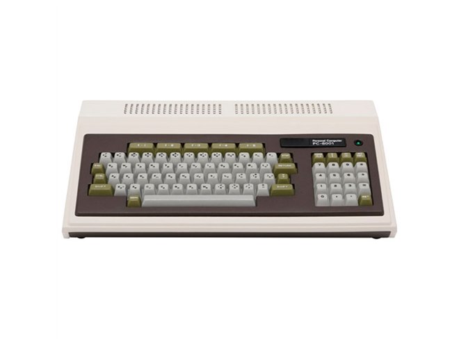 NECが「PC-8001」のミニチュア版を発表、レトロゲーム16本を同梱