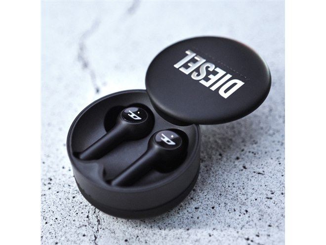 DIESEL初の完全ワイヤレスイヤホンが発表、シルバーメタルリックのロゴ