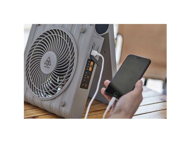 太陽光で充電・給電できる「SOTOMO ソーラーパワーファン APF-560」5