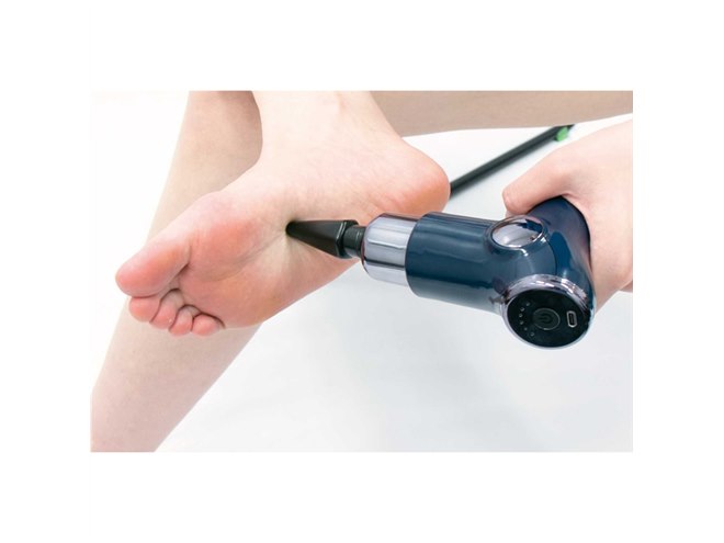 パワフルな叩きで“筋膜”を刺激、保阪尚希プロデュース「ディープ