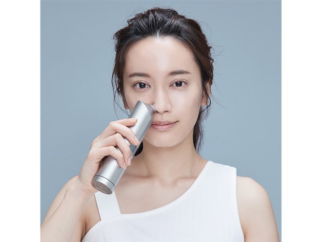 SALONIA、水流×吸引のW洗浄設計を採用した毛穴洗浄器「アクア