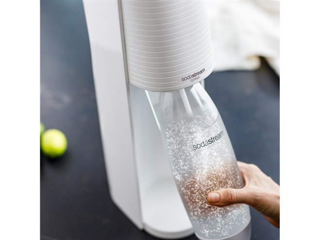 ソーダストリーム、シリンダーを片手でセットできる炭酸メーカー