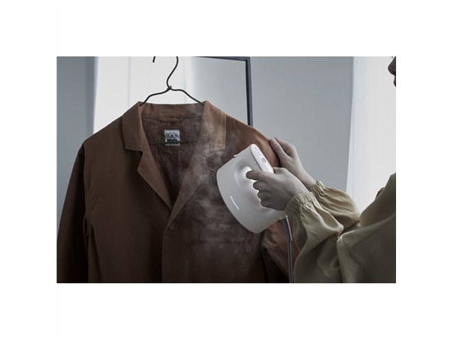 パナソニック、“抗菌ハンドル”採用の衣類スチーマー「NI-FS780」を本日