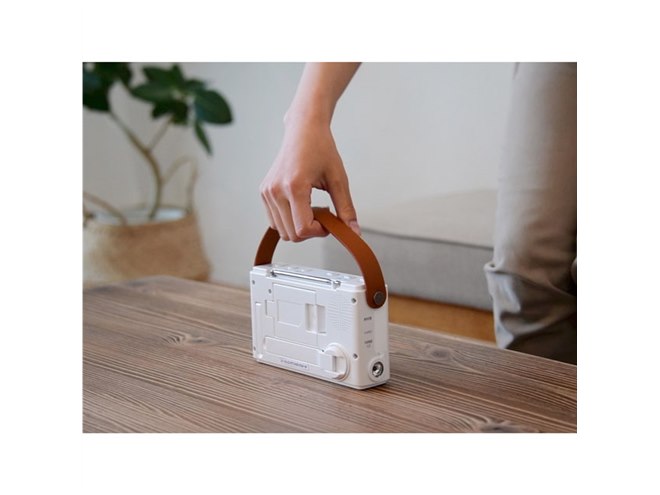 山善、従来から画面サイズが大きくなった「手回し充電テレビ+ラジオ