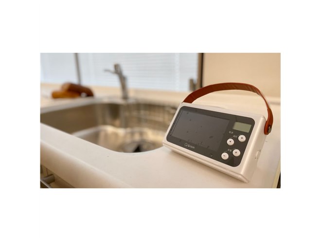 山善、従来から画面サイズが大きくなった「手回し充電テレビ+ラジオ