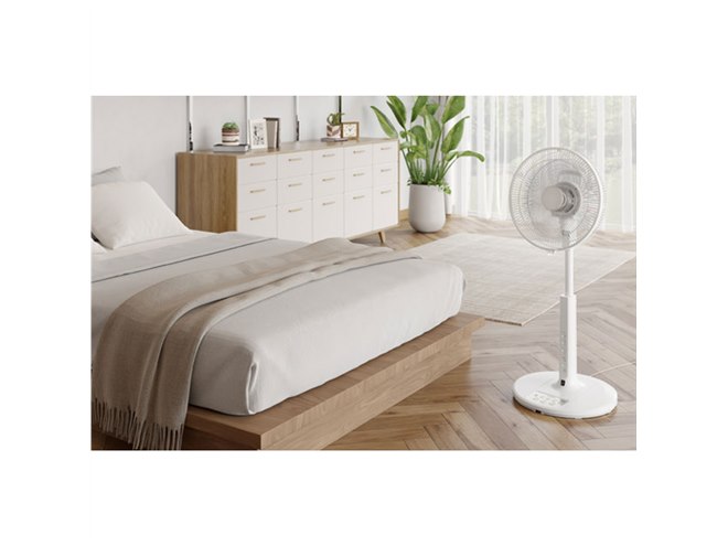 日立、“うちわであおいだような”風など6段階で風量調整できるDC扇風機