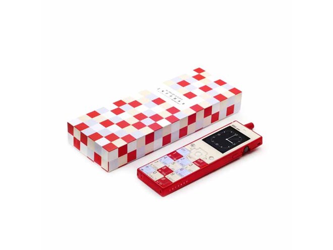 初代「INFOBAR（NISHIKIGOI）」を再現したApple Watchケースが数量限定