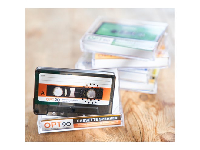 レトロな5色展開のカセットテープ型Bluetoothスピーカー、3,960円で