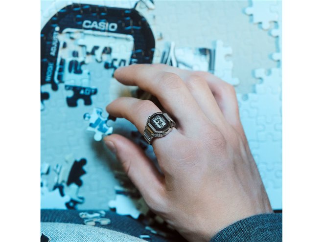 カシオ、指輪サイズのフルメタルデザインを採用したリングウオッチ