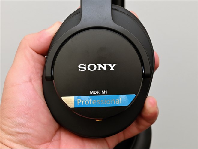 ソニー、密閉型スタジオモニターヘッドホン「MDR-M1」を日本国内でも