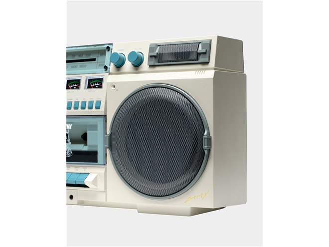 ドウシシャ、「ずっと真夜中でいいのに。」とコラボした多機能ラジカセ