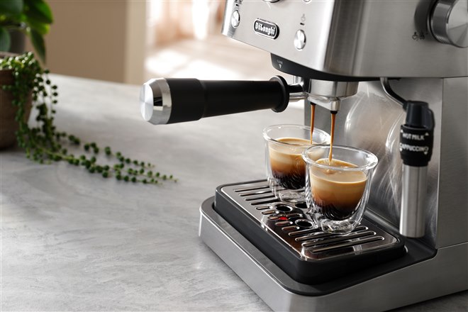 デロンギ、本格的なエスプレッソ抽出を手軽に味わえるエントリーモデル