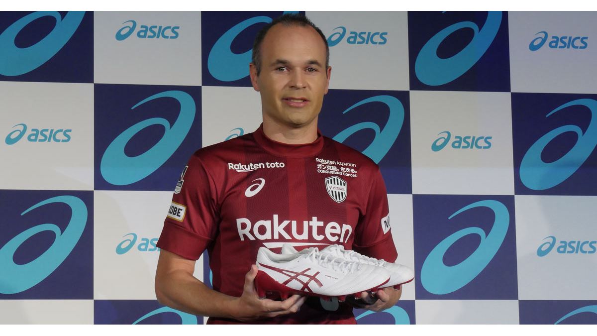 イニエスタ選手がついに日本製スパイクを履いた! 話題の“白塗り