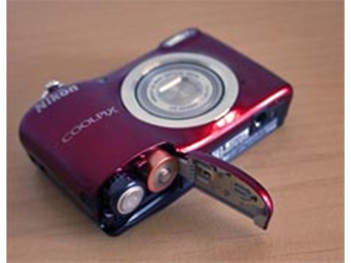 充電いらず！ 乾電池で動くニコンのコンデジを使ってみた - 価格.com