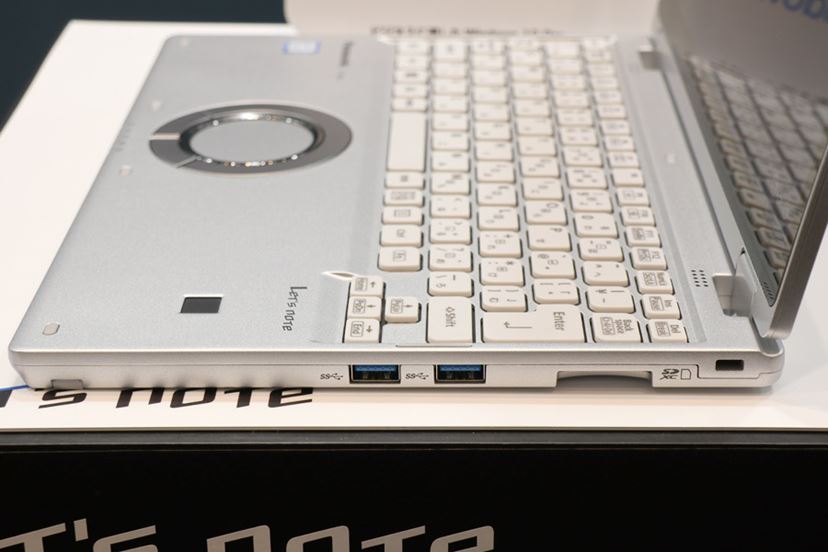 A4用紙よりコンパクトな新型「レッツノート QV8」登場！ 4コアCPUや高