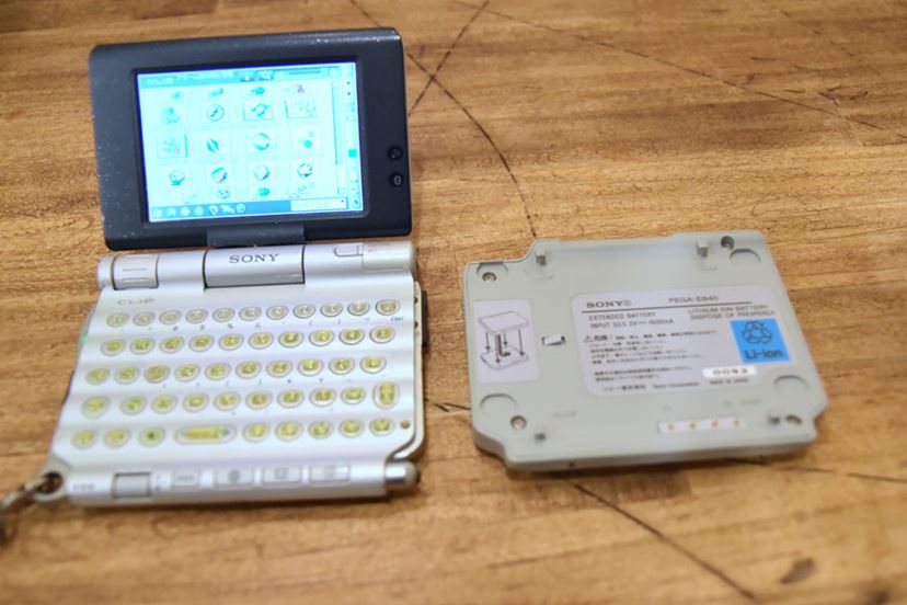 時代を超えて、2003年ソニーの名機「CLIE PEG-UX50」と「F(x)tec Pro1