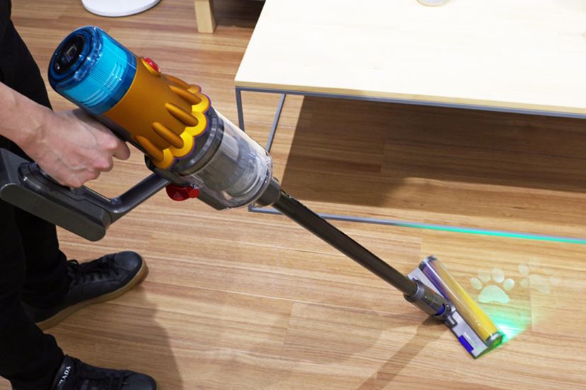 ダイソン「V12」に新モデル登場！ 床上のホコリが見やすくなって排気も