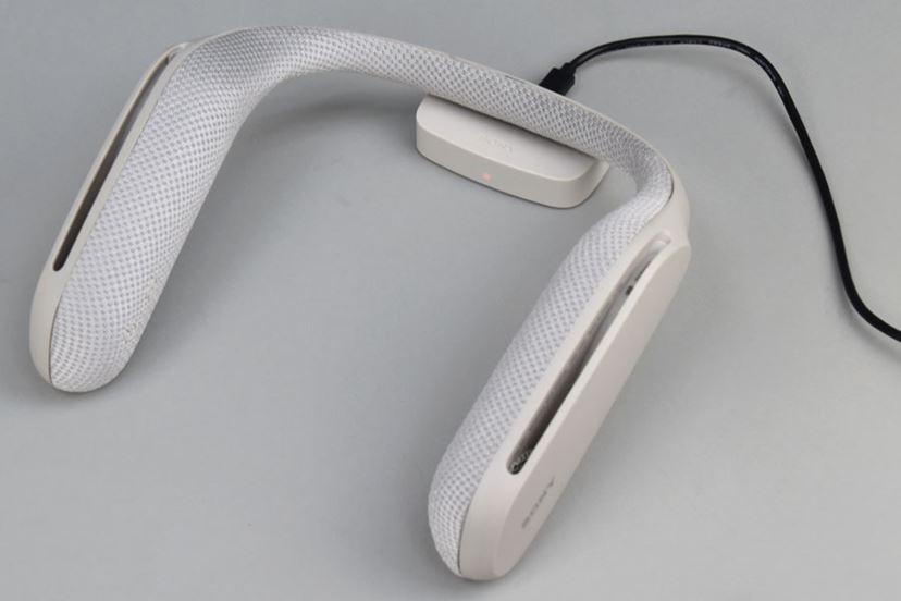 ヘッドホンよりスゴい！ 肩にのせるソニーのスピーカー「SRS-WS1