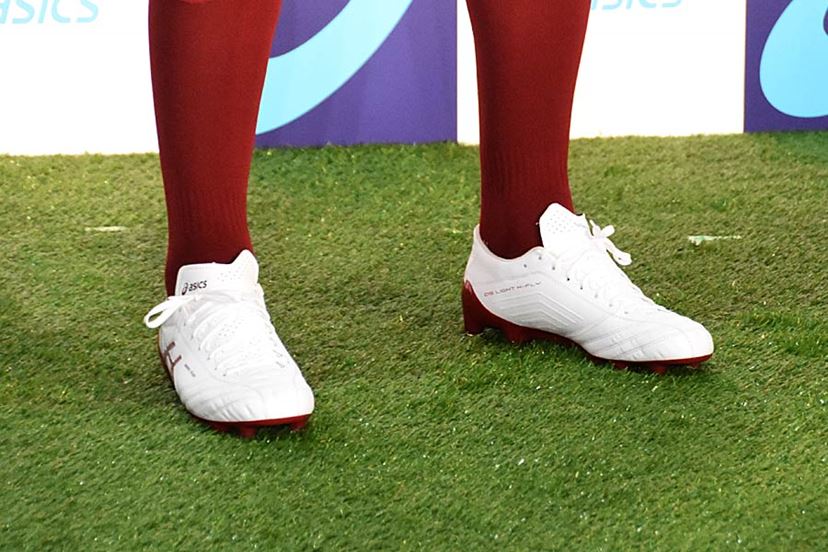 イニエスタ選手がついに日本製スパイクを履いた! 話題の“白塗り