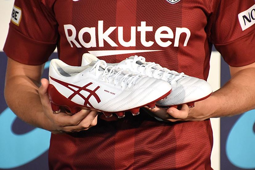 イニエスタ選手がついに日本製スパイクを履いた! 話題の“白塗り