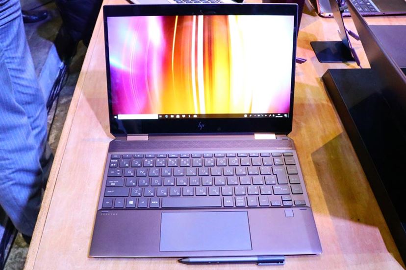 日本HP、ありそうでなかった“革パソコン”「HP Spectre Folio 13