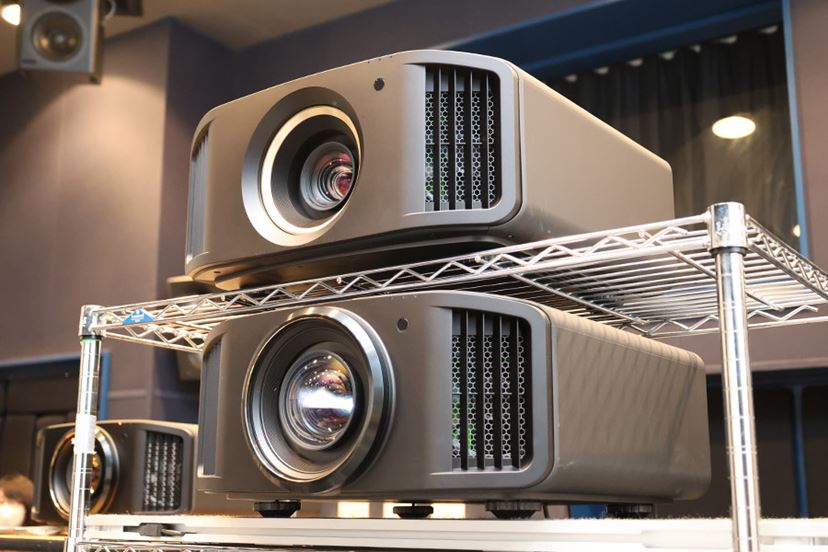 解像感ヤバい！ 300万円のビクター“8K”プロジェクターを見てきた