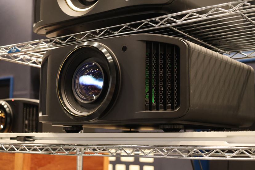 解像感ヤバい！ 300万円のビクター“8K”プロジェクターを見てきた