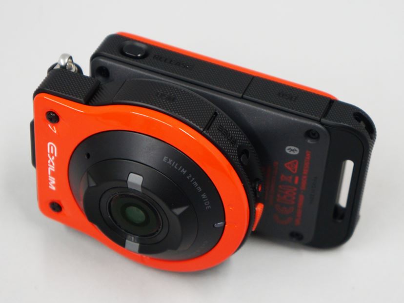 カメラとモニターが離れるカシオ「EX-FR10」の“自由な撮影”ってどんな