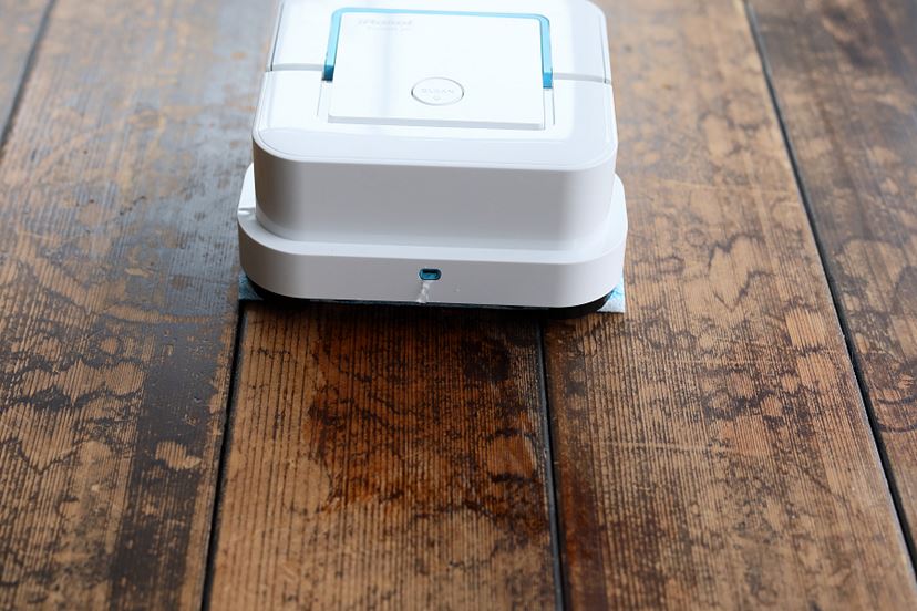 ピュッと水吹く！ 床拭きロボット「iRobot ブラーバジェット240」を